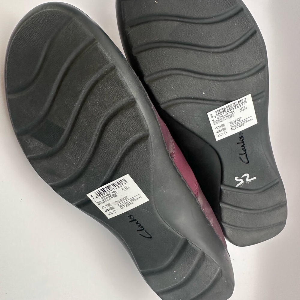 Clarks Slip-On Shoes Women’s 8.5 Burgundy Camo Comfort Flats NEW No Box - Picture 4 of 6